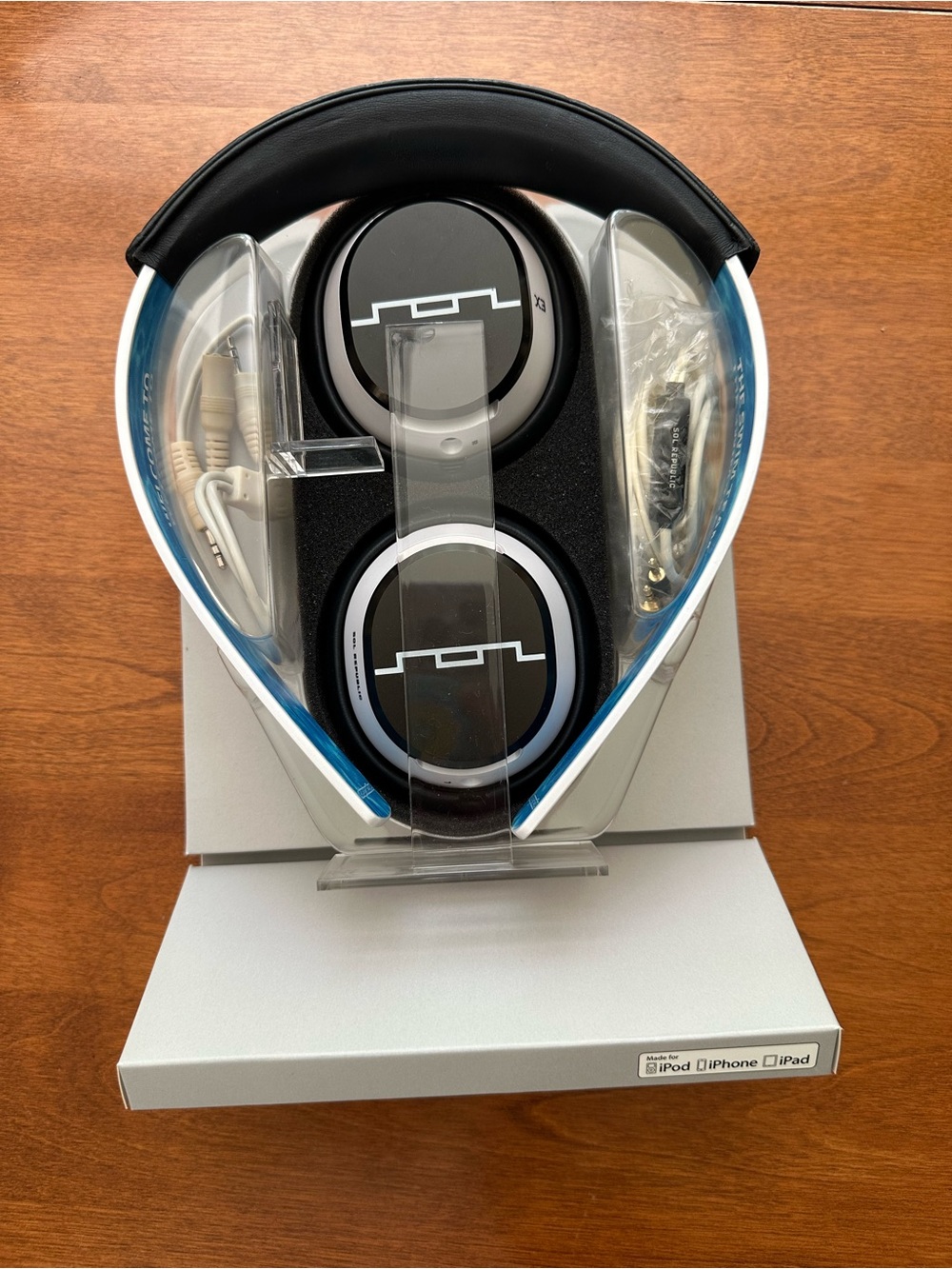 Sol Republic Over Ear Headphones - Picture 6 of 15